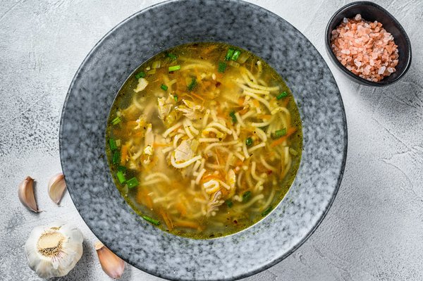 Comment faire un bouillon clair de légumes avec des aromates pour une base de soupe légère?